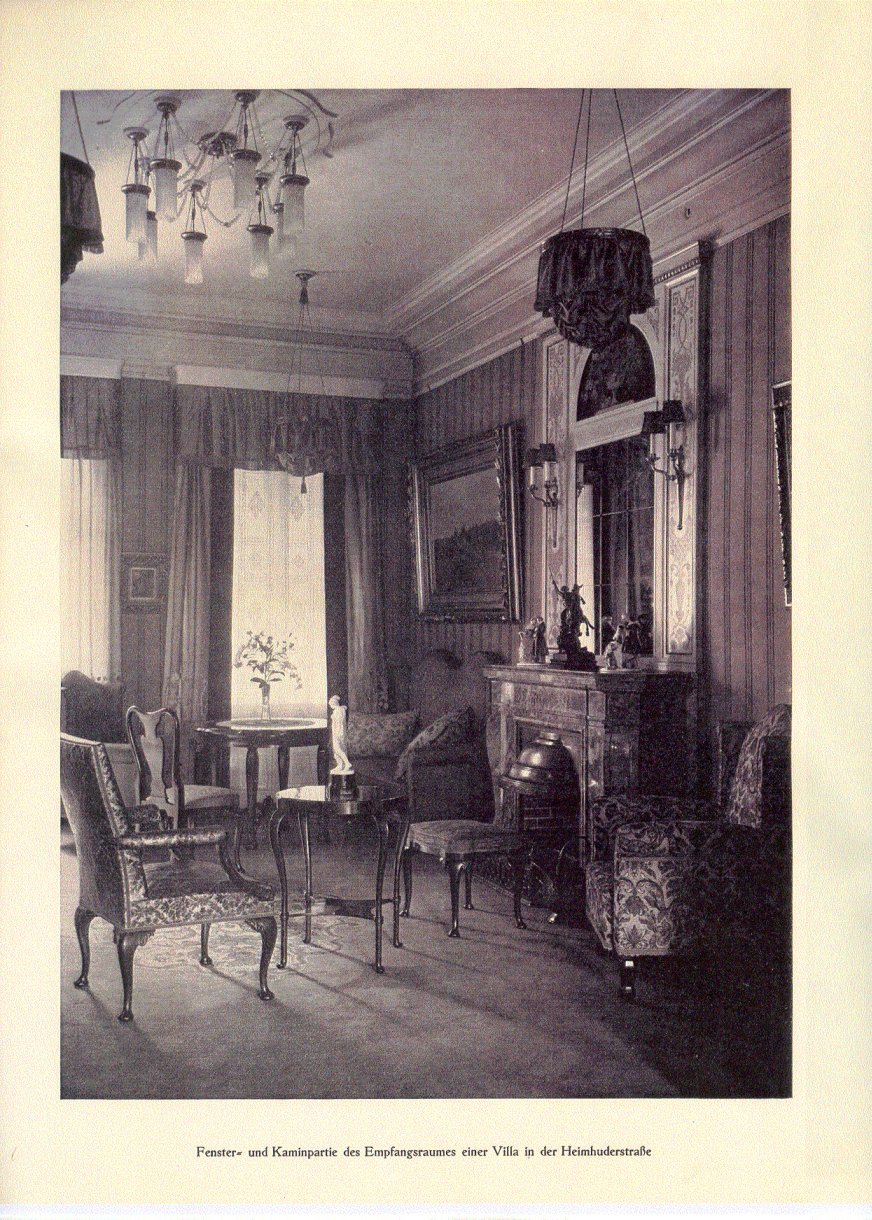 Fenster- und Kaminpartie des Empfangsraumes einer Villa in der Heimhuderstraße